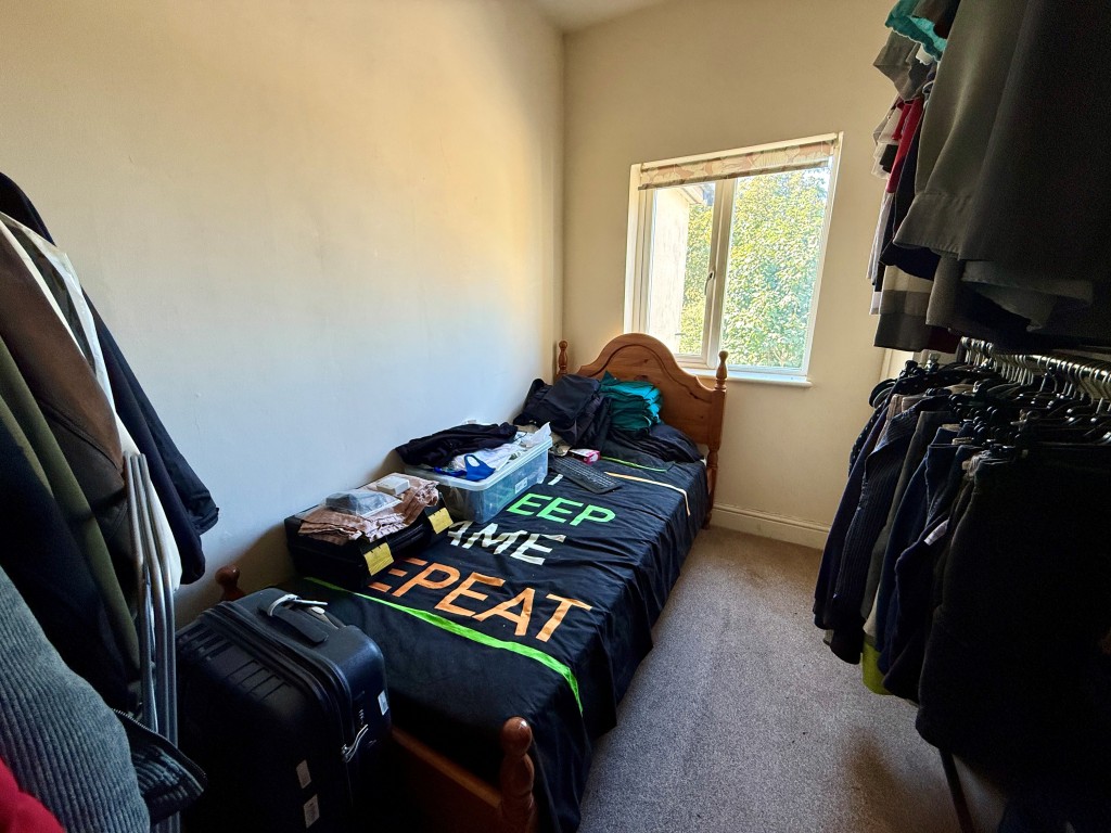 Lot: 223 - PAIR OF TWO-BEDROOM FLATS FOR INVESTMENT - Flat B Bedroom two
